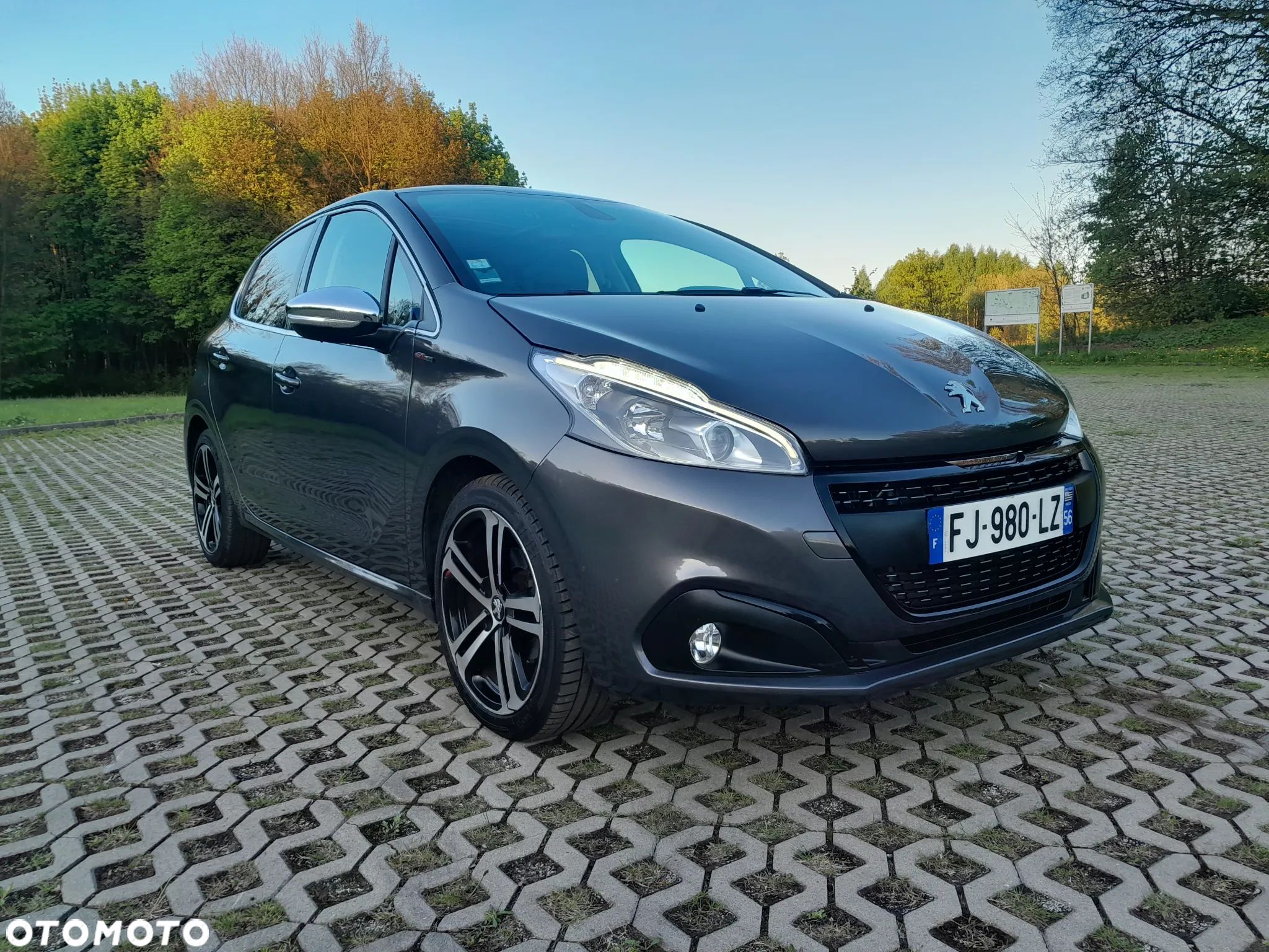 Peugeot 208 - 1