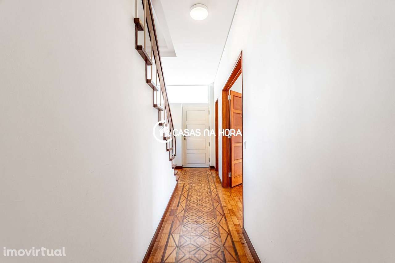 Moradia T3+T1  na Rua João das Regras, junto à Avenida de Sintra. - Grande imagem: 4/30