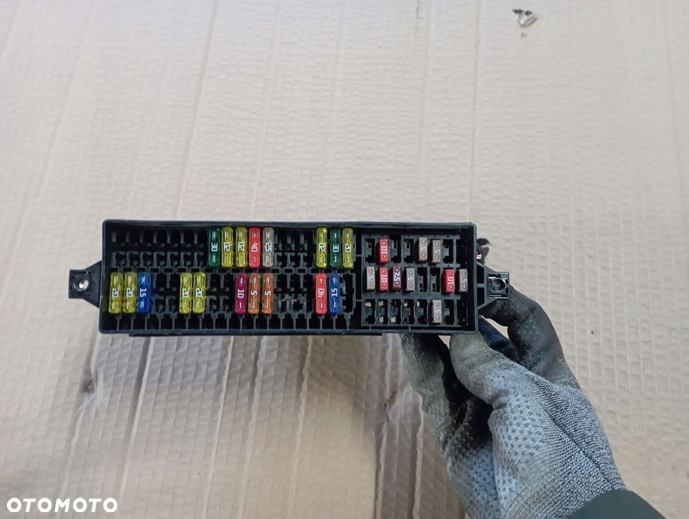 AUDI Q3 2.0 TDI SKRZYNKA BEZPIECZNIKÓW - 1