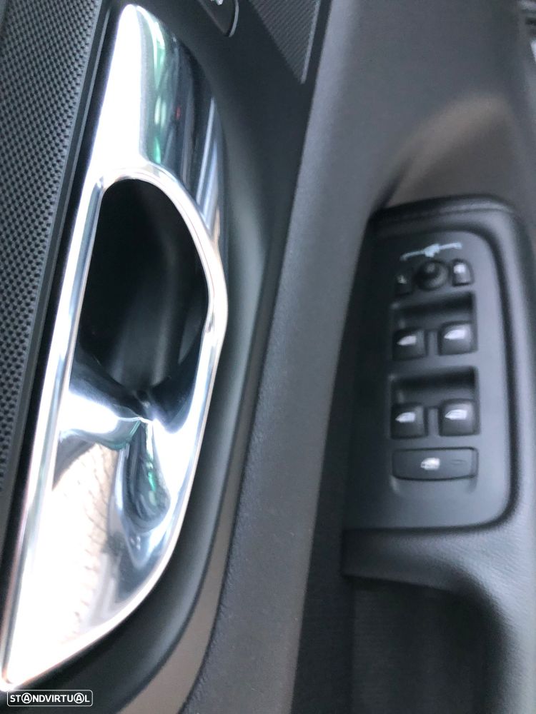 Volvo XC 60 2.0 T8 PHEV Momentum Plus AWD - 34