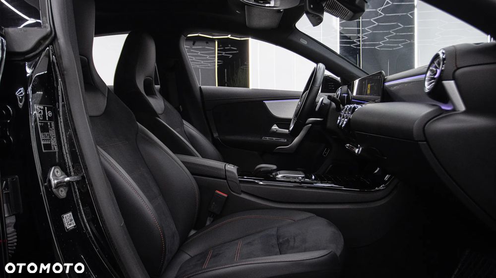 Mercedes-Benz CLA 250 4-Matic AMG Line 7G-DCT - 24