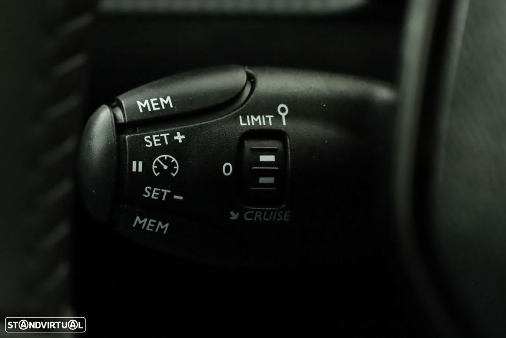 Peugeot 2008 1.2 PureTech Allure - 17