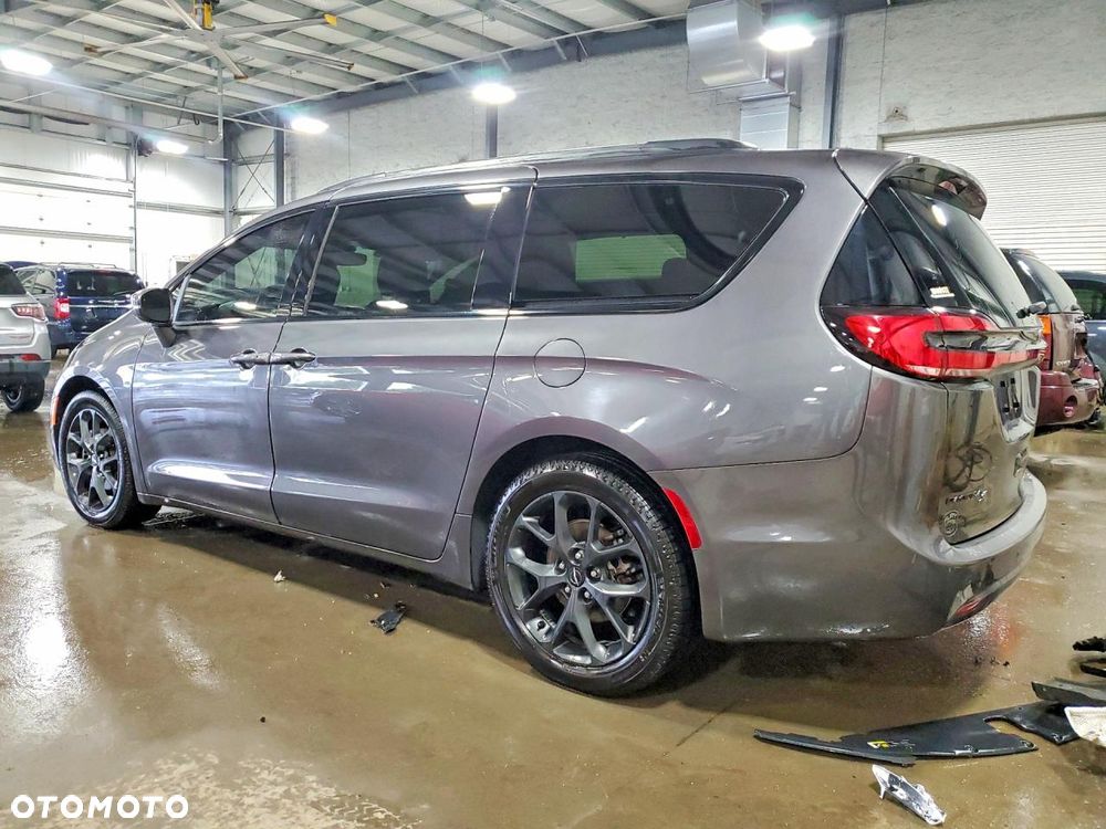Chrysler Pacifica - 3