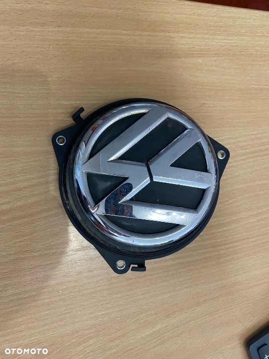 VW POLO V CC KLAMKA LOGO TYŁ 6R0827469C - 1