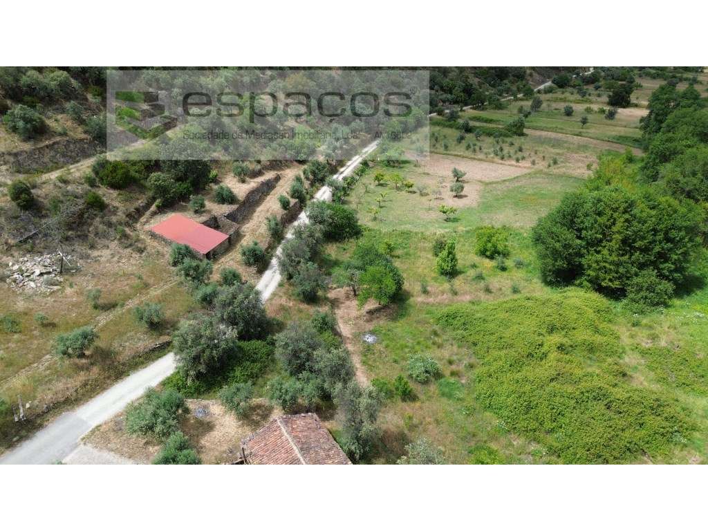 Terrenos próximos da praia fluvial - Sobrainho da Ribeira - Grande imagem: 5/12