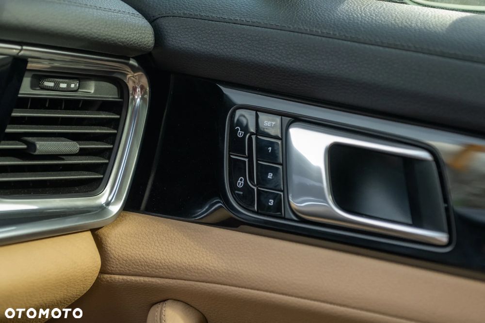 Porsche Panamera - 25