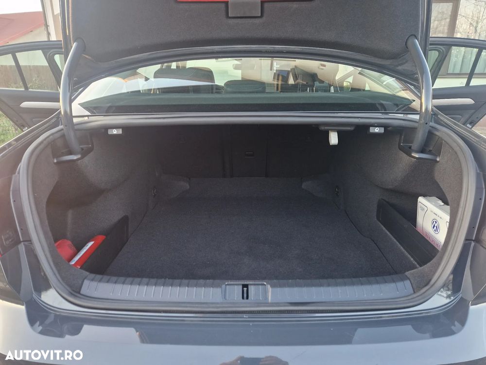 Volkswagen Passat 2.0 TDI DSG Highline - 17