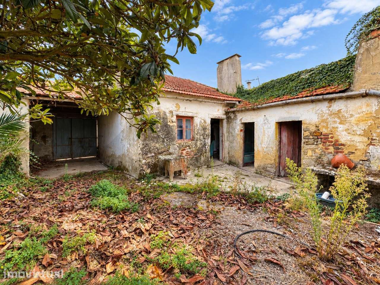 Moradia para recuperar, inserida num terreno com 728,5 m2, a cerca de - Grande imagem: 5/41