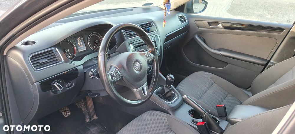 Volkswagen Jetta 1.6 TDI Blue Motion Technology Trendline - 11