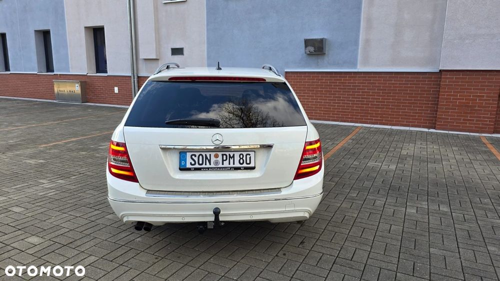 Mercedes-Benz Klasa C 180 CGI BlueEFFICIENCY Avantgarde - 4
