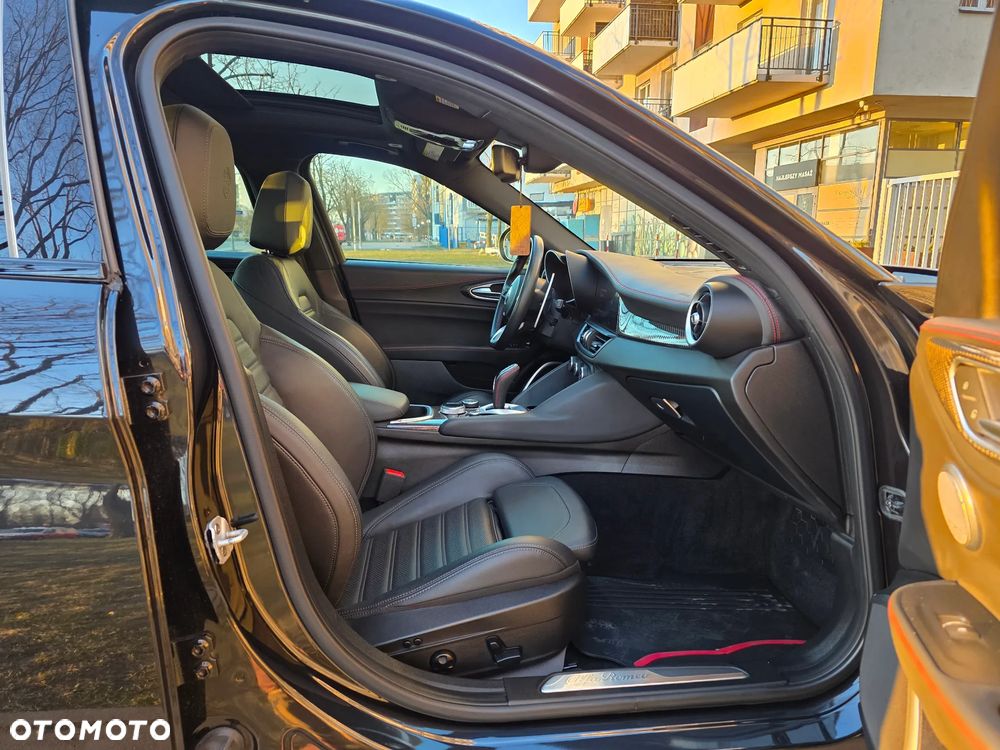 Alfa Romeo Giulia 2.0 Turbo 16V AT8-Q4 Estrema - 35