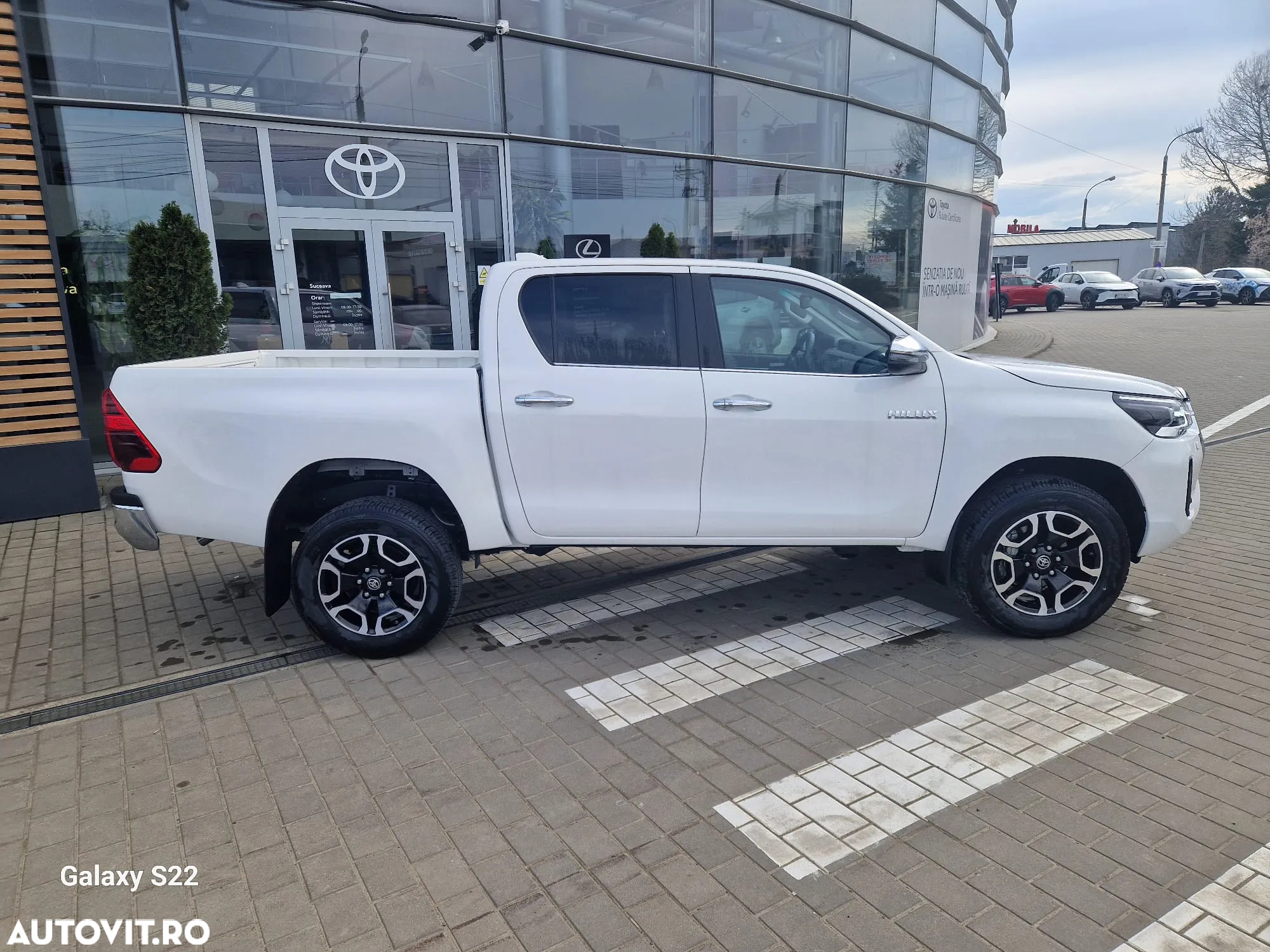Toyota Hilux 2.8D 204CP 4x4 Double Cab AT MHEV Executive - 4