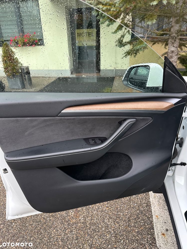 Tesla Y Long Range AWD - 14