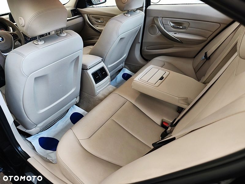 BMW Seria 3 320i Modern Line - 33