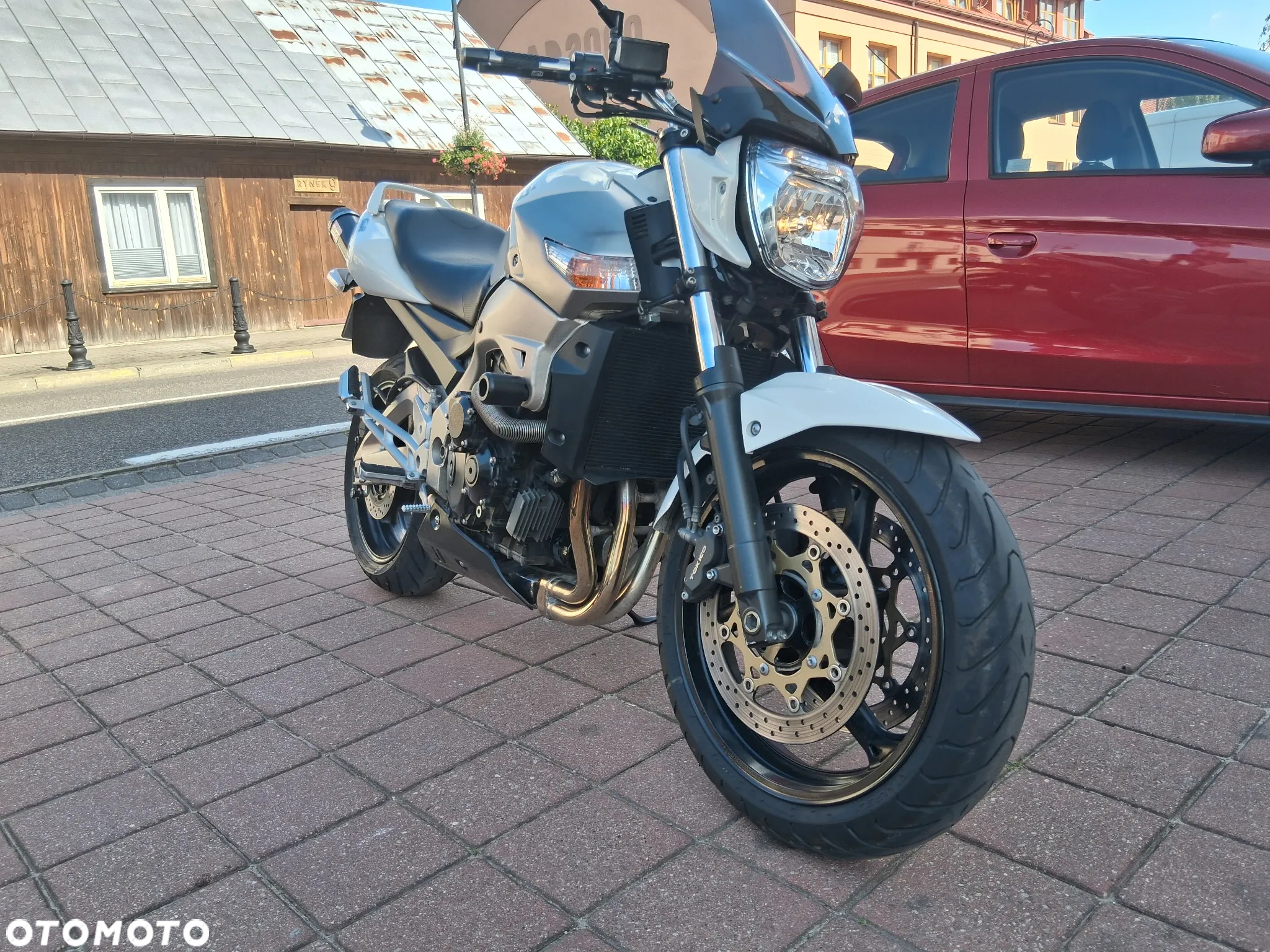 Suzuki GSR - 4