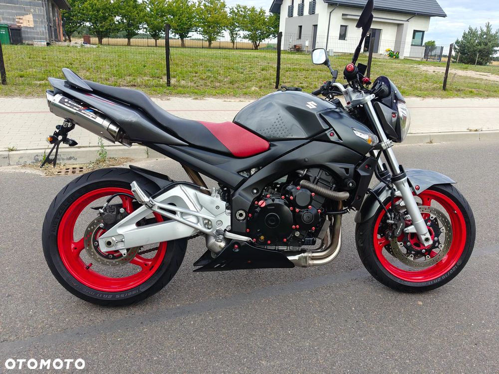 Suzuki GSR - 8