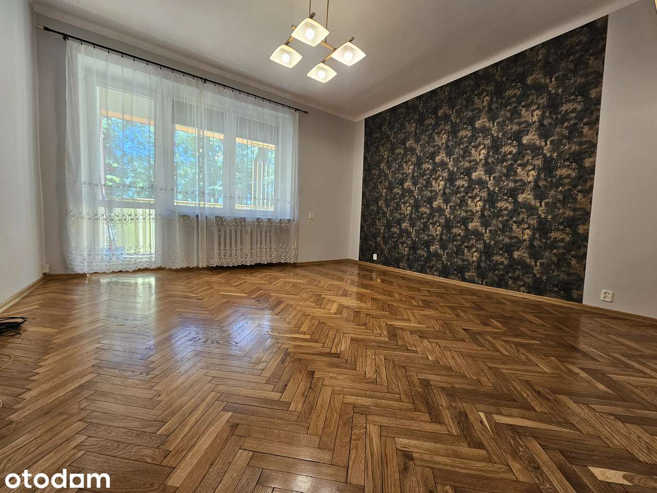 2 pokoje do wejścia z dużym balokonem.