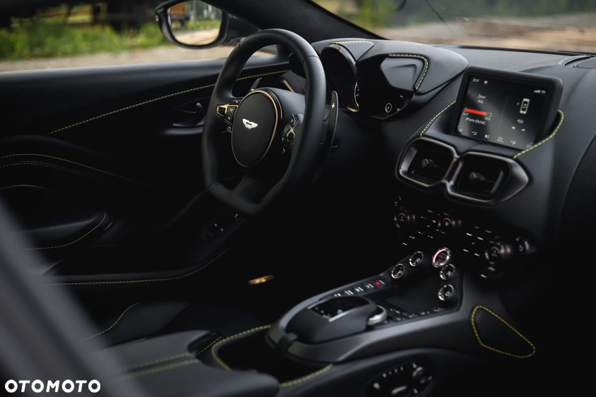 Aston Martin Vantage - 31