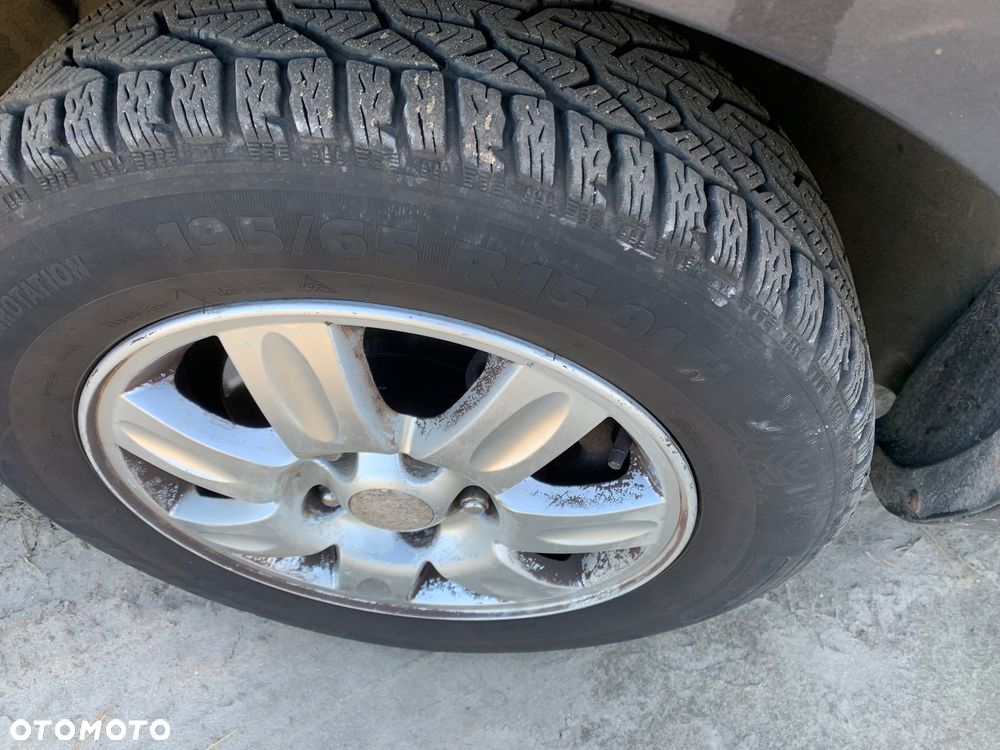 Kia Carens 2.0 CVVT LX - 12