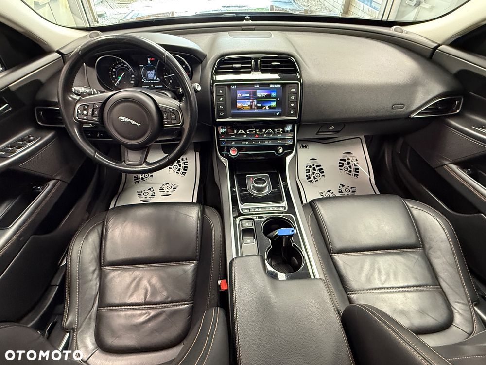 Jaguar XE - 11