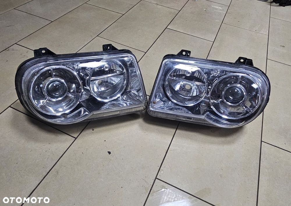 Lampa przednia  / Lampy przednie / przód prawa lewa / Chrysler 300 C - 1