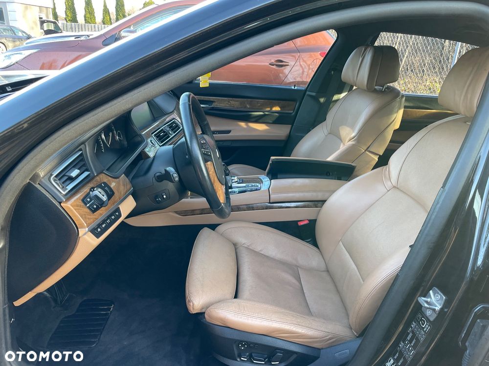 BMW Seria 7 750i L xDrive - 28