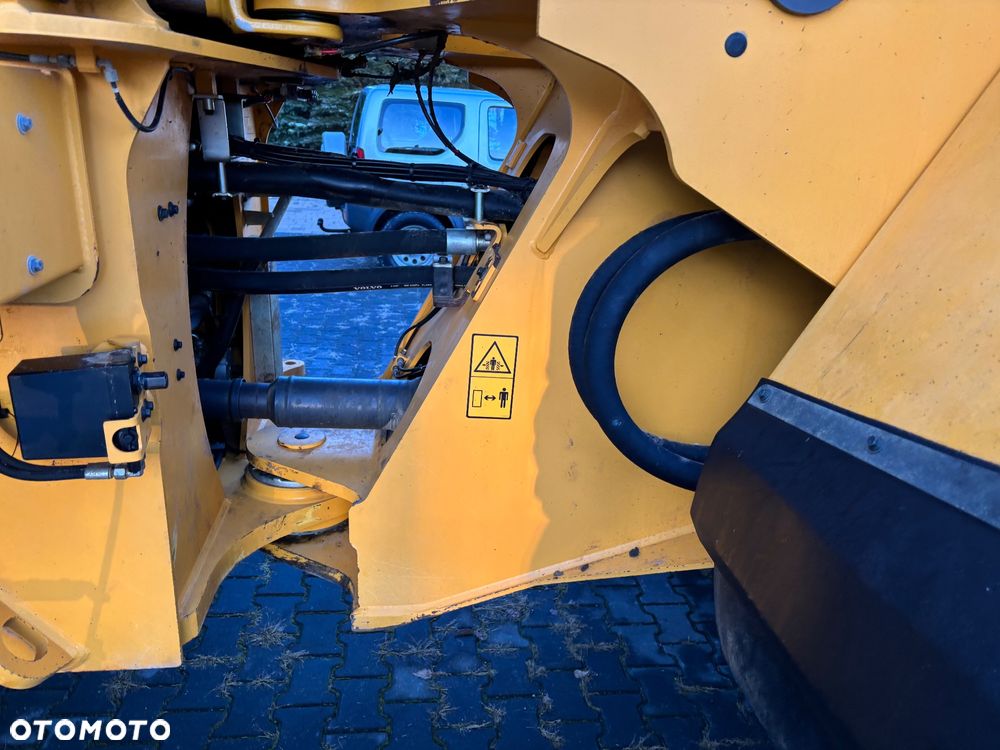 Volvo L150H rok 2016, 26ton, 4,2m3 opony 70%, bdb - 10