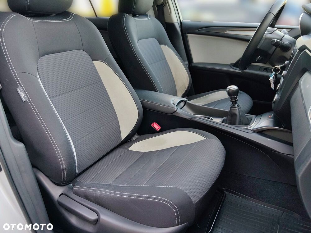Toyota Avensis 1.8 Premium EU5 - 13