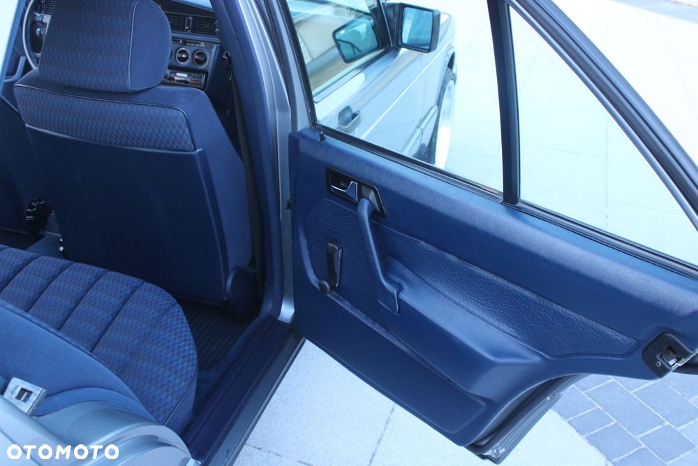 Mercedes-Benz W201 (190) - 12