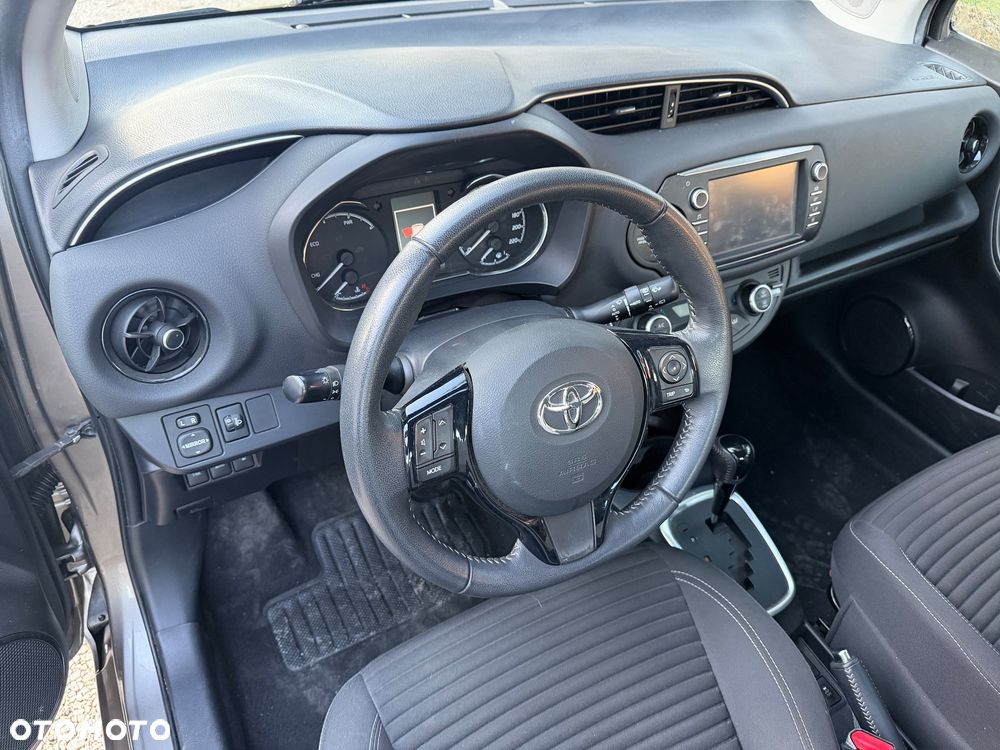 Toyota Yaris Hybrid 100 Terra - 22