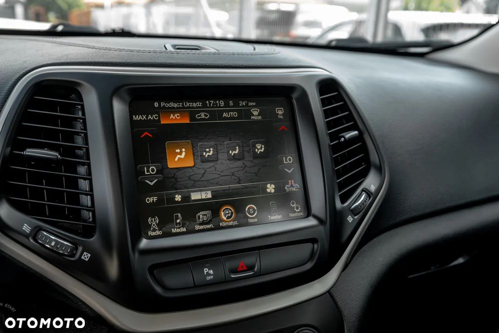 Jeep Cherokee - 34