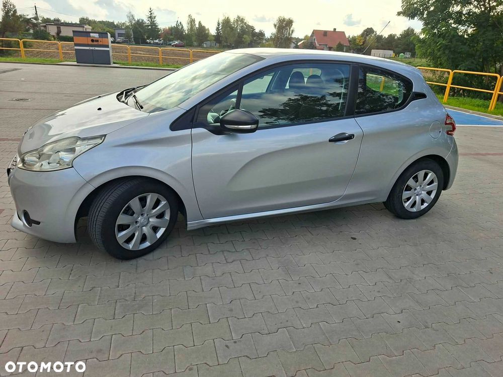 Peugeot 208 2013 photo 2