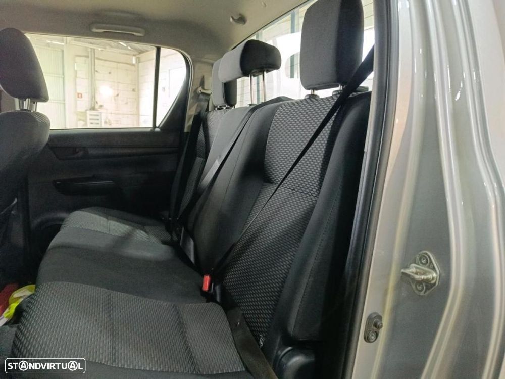 Toyota Hilux 2.4 D-4D 4WD CD 5Lugares c/iva - 5