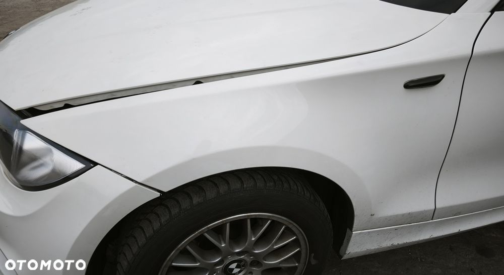 BMW 1 E87 09r LIFT BŁOTNIK LEWY PRZÓD PRZEDNI ALPINEWEISS 3 - 1