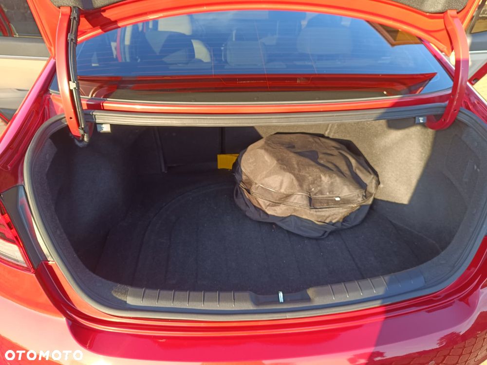Hyundai Elantra 1.6 Comfort - 12
