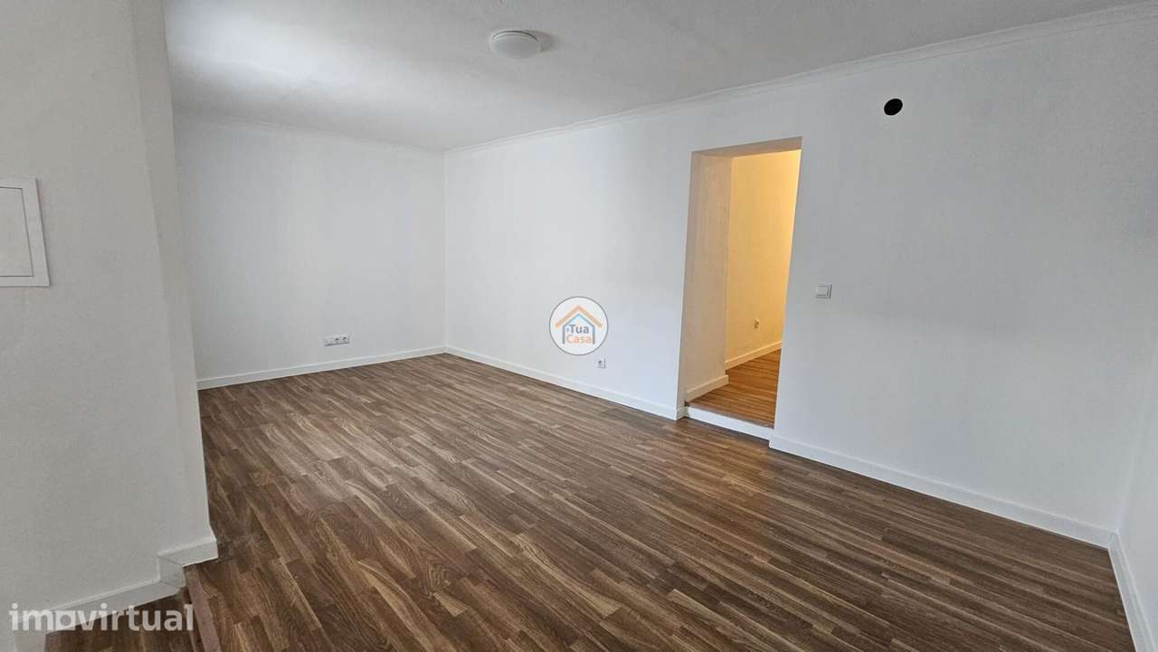 Moradia T2 no Centro Histórico de Redondo com Logradouro, Varanda e V - Grande imagem: 2/17