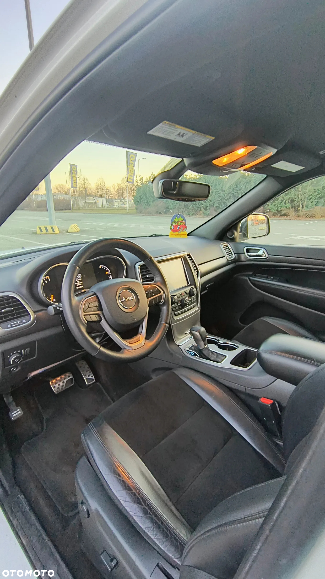 Jeep Grand Cherokee - 12