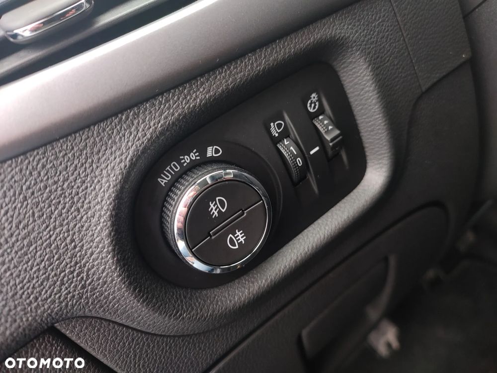 Opel Astra 1.4 Turbo Business - 29