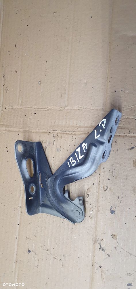 Zawias maski lewy przód Seat Ibiza IV 6J0823301A - 2