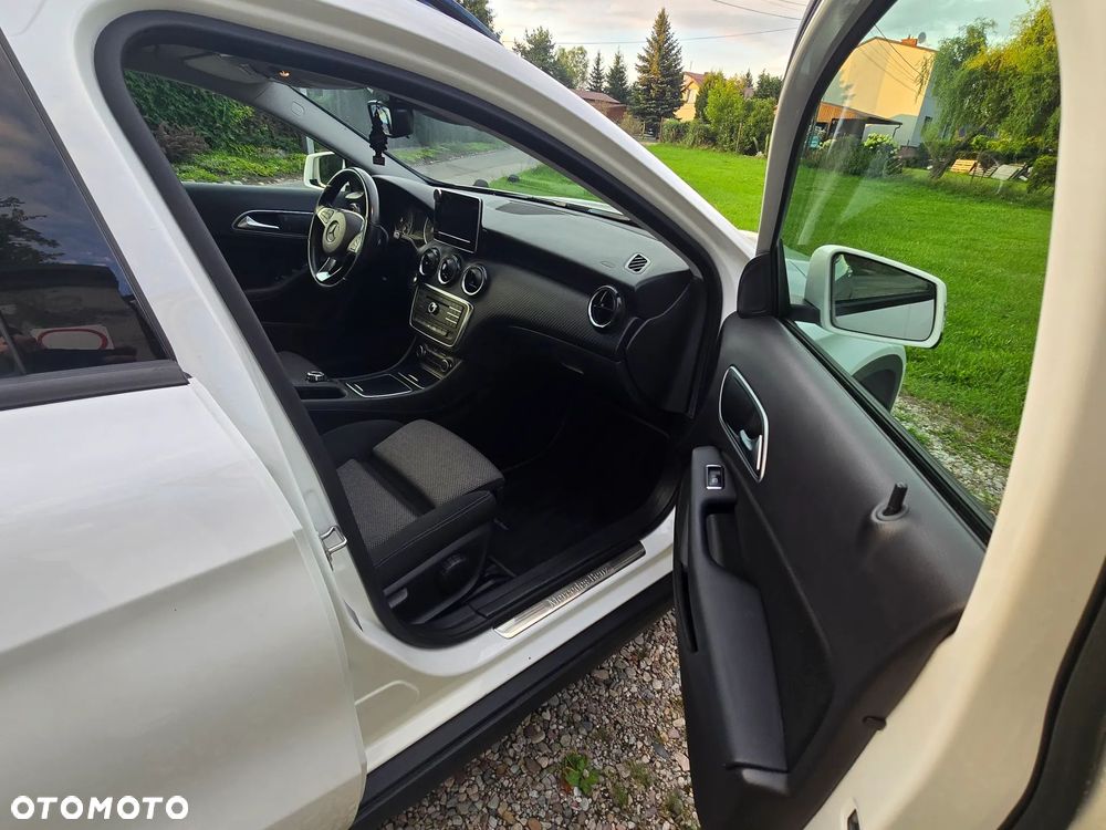 Mercedes-Benz GLA 180 7G-DCT - 15