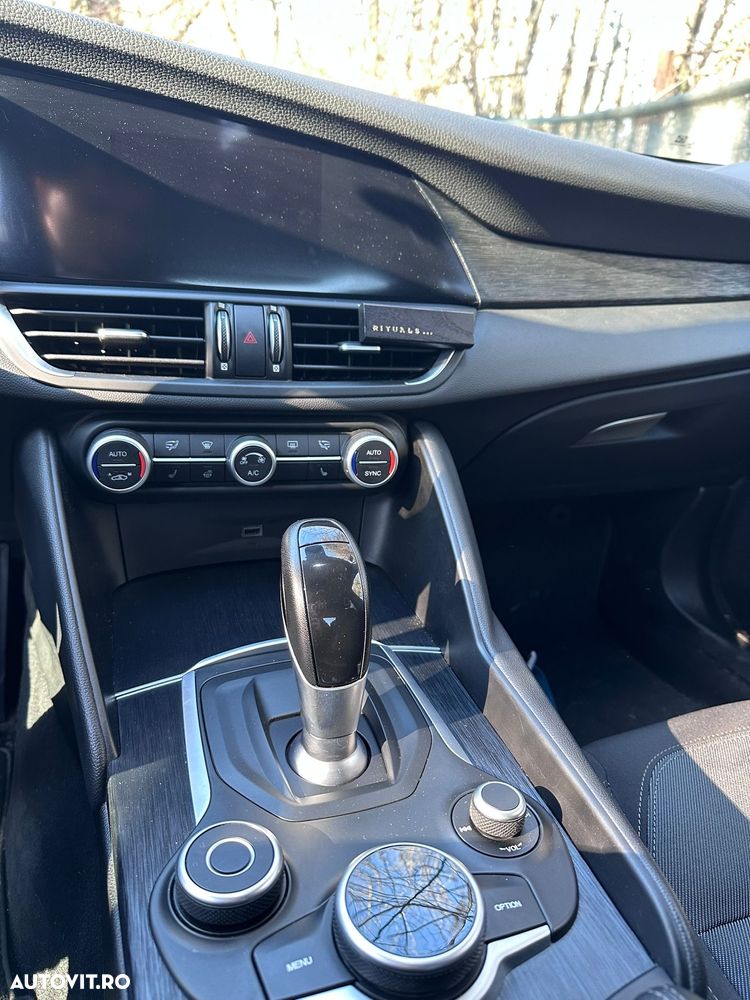 Alfa Romeo Giulia 2.0 Turbo 16V AT8 Business - 13