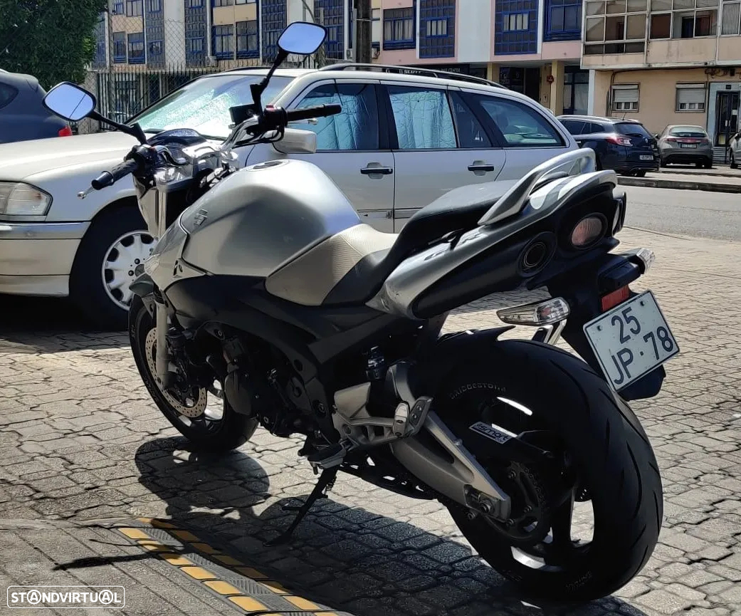 Suzuki GSR 600 - 8