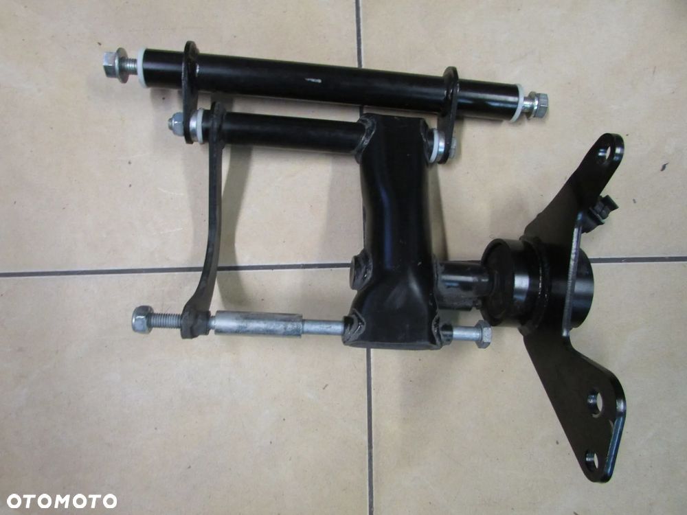 Vespa GTV 300 hpe 2024 uchwyta mocowanie silnika - 2