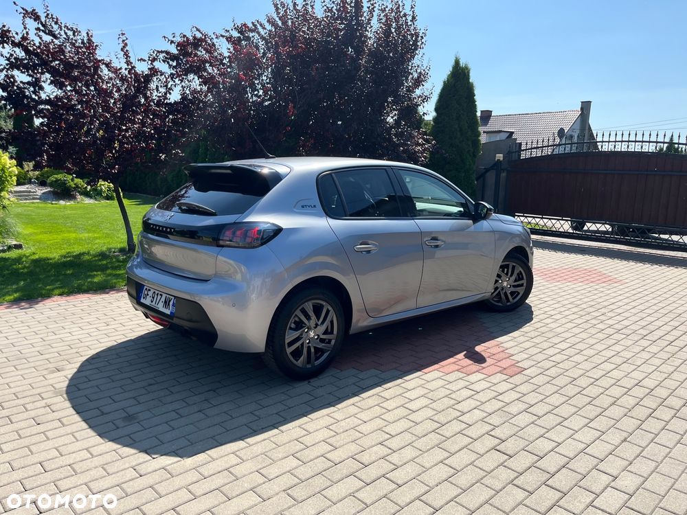 Peugeot 208 - 8
