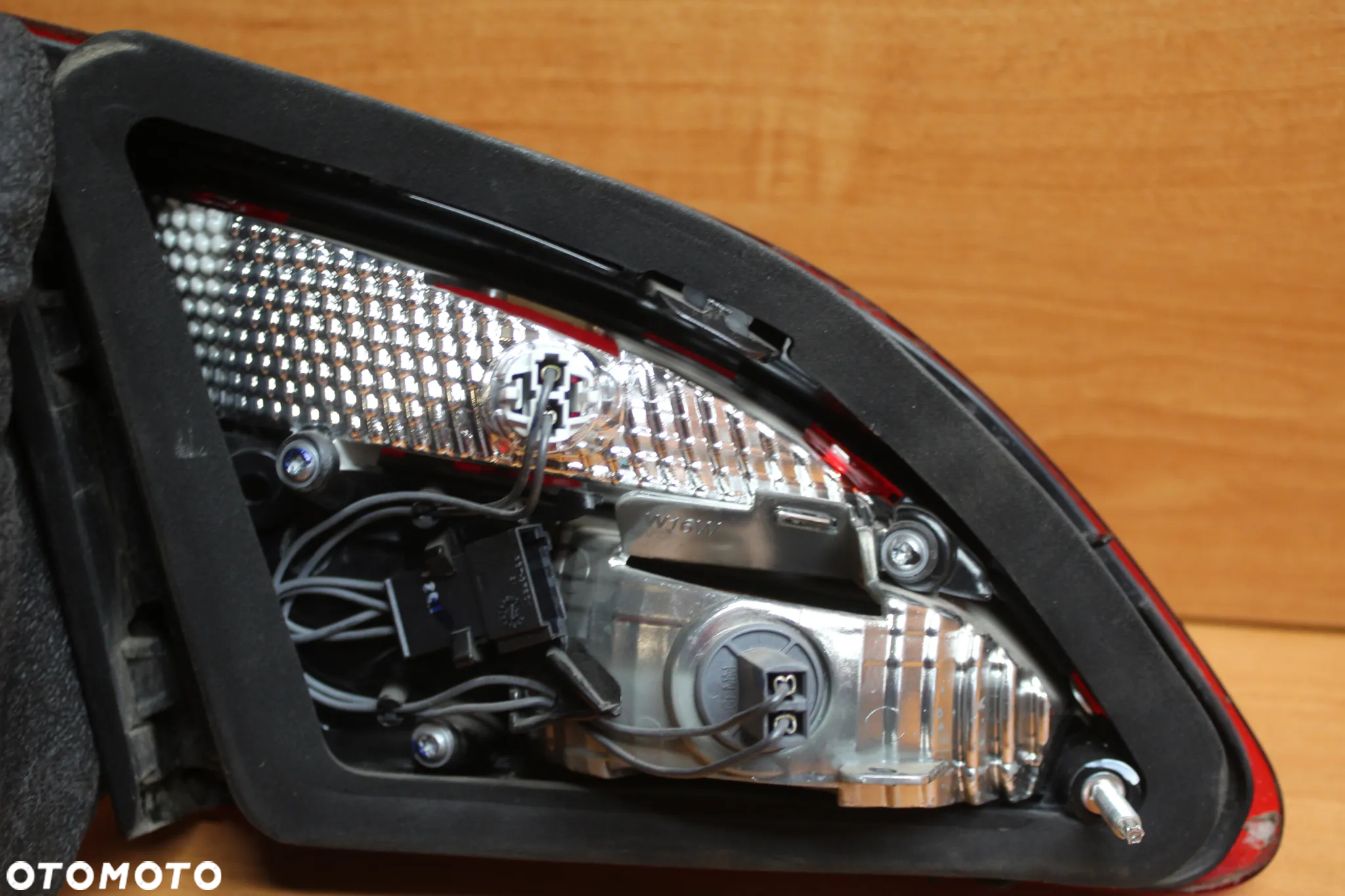 LAMPA PRAWY TYŁ PRAWA TYLNA W KLAPĘ OPEL ASTRA J SEDAN EUROPA 25870194 - 10