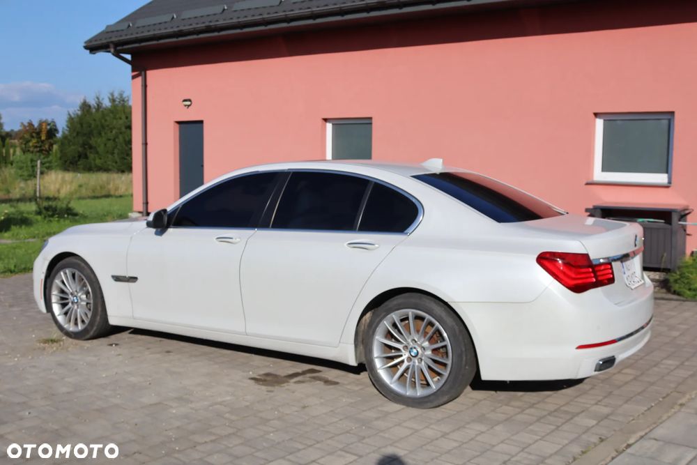 BMW Seria 7 750i - 12