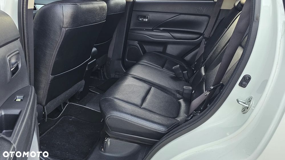 Mitsubishi Outlander Instyle NAVI + - 24