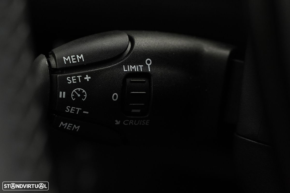 Peugeot 2008 1.2 PureTech Allure - 19