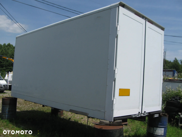 KONTENER NA SAMOCHÓD 5,05-m. W Środku . Iveco -- Mercedes