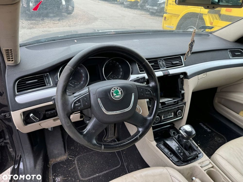 Skoda Superb II 2,0 TDI 10r konsola deska przekładka - 4
